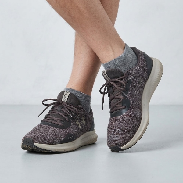2 under-armour-mens-gray-black-running-shoes